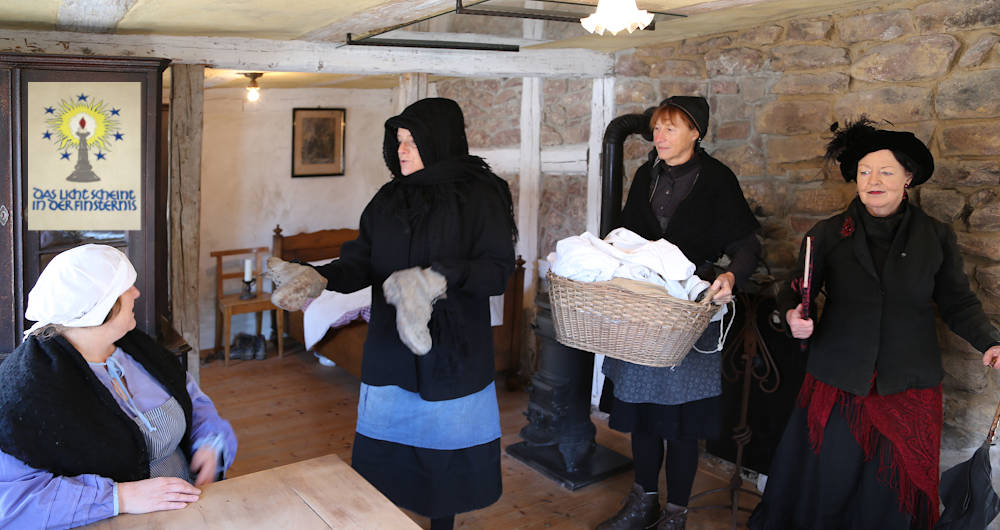 Waldenserfrauen in Trachten bei der Wäsche